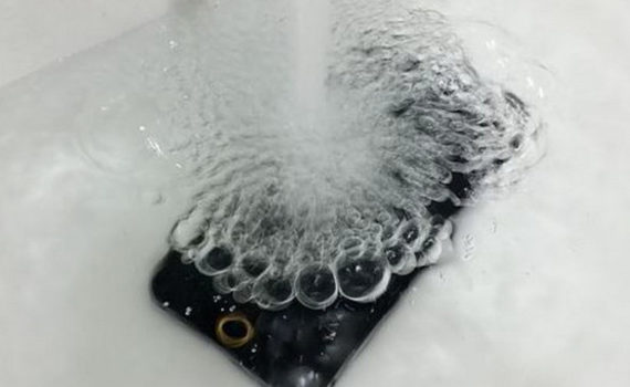 Что делать если iPhone упал в воду?
